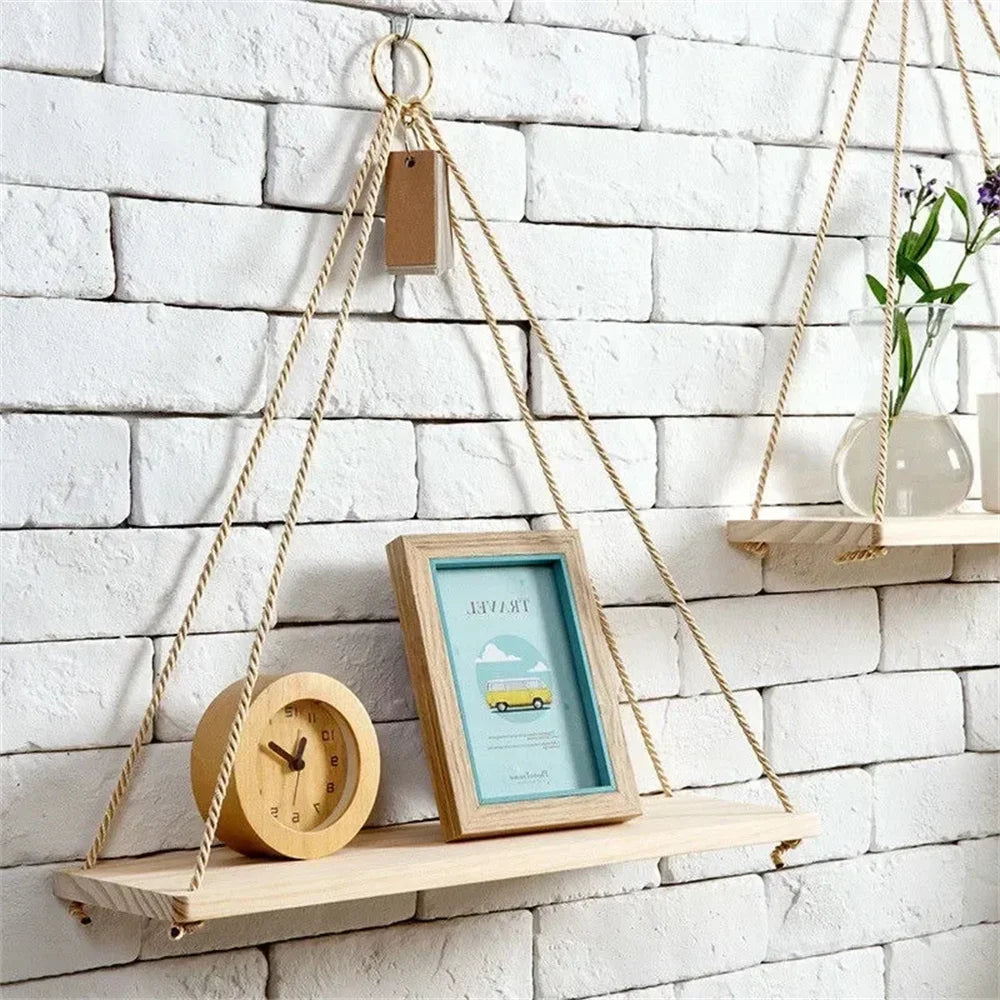 Elegante Hängeregale aus Holz