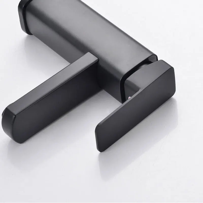 Elegante Badarmatur in Schwarz/Chrome