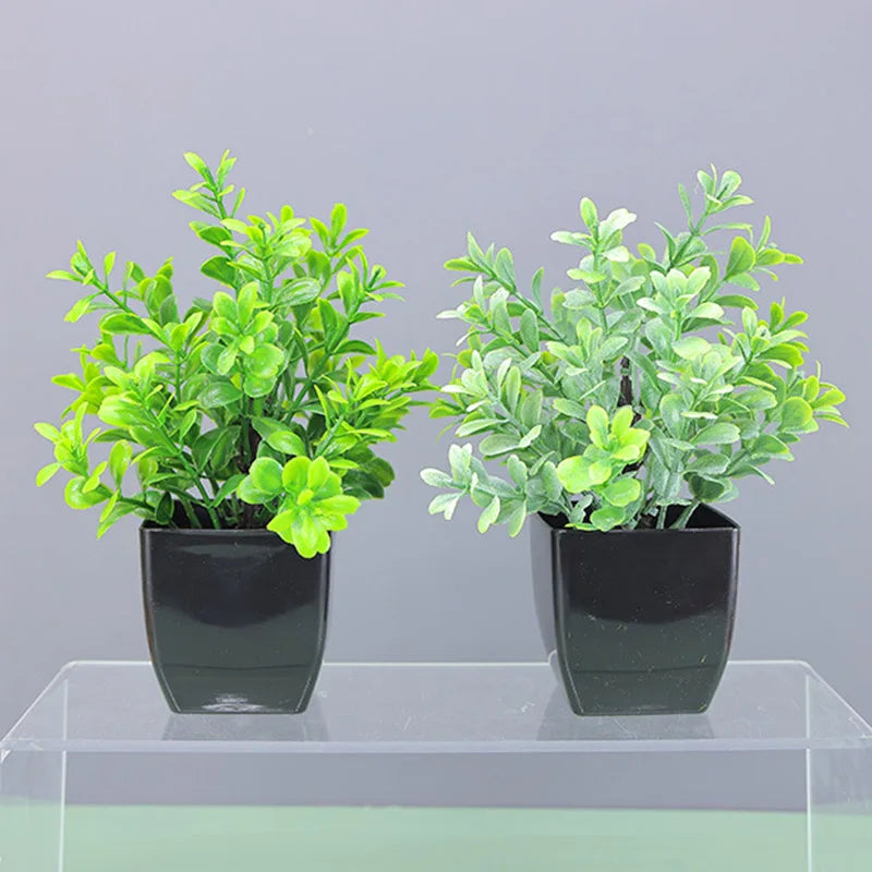Künstliche Bonsai-Pflanze im schwarzen Topf