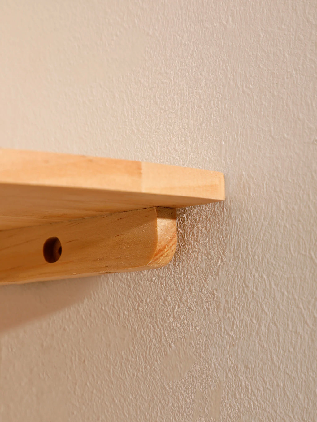 Elegante Wandregale mit abgerundeten Ecken