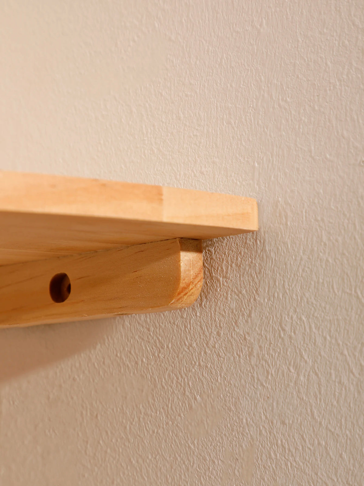 Elegante Wandregale mit abgerundeten Ecken