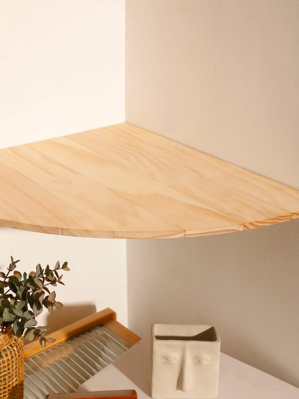 Elegante Wandregale mit abgerundeten Ecken