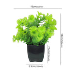 Künstliche Bonsai-Pflanze im schwarzen Topf