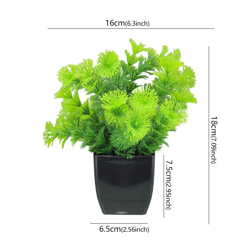 Künstliche Bonsai-Pflanze im schwarzen Topf