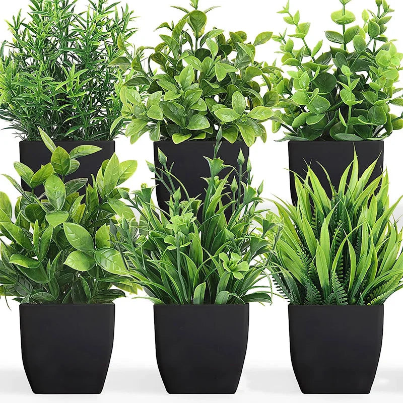 Künstliche Bonsai-Pflanze im schwarzen Topf