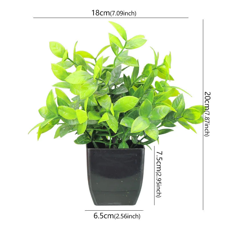 Künstliche Bonsai-Pflanze im schwarzen Topf
