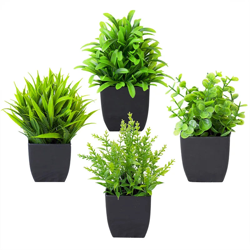 Künstliche Bonsai-Pflanze im schwarzen Topf
