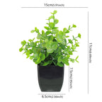 Künstliche Bonsai-Pflanze im schwarzen Topf
