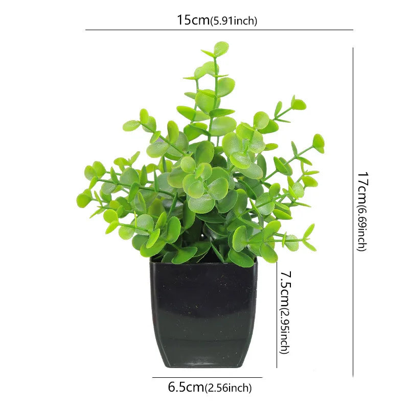 Künstliche Bonsai-Pflanze im schwarzen Topf