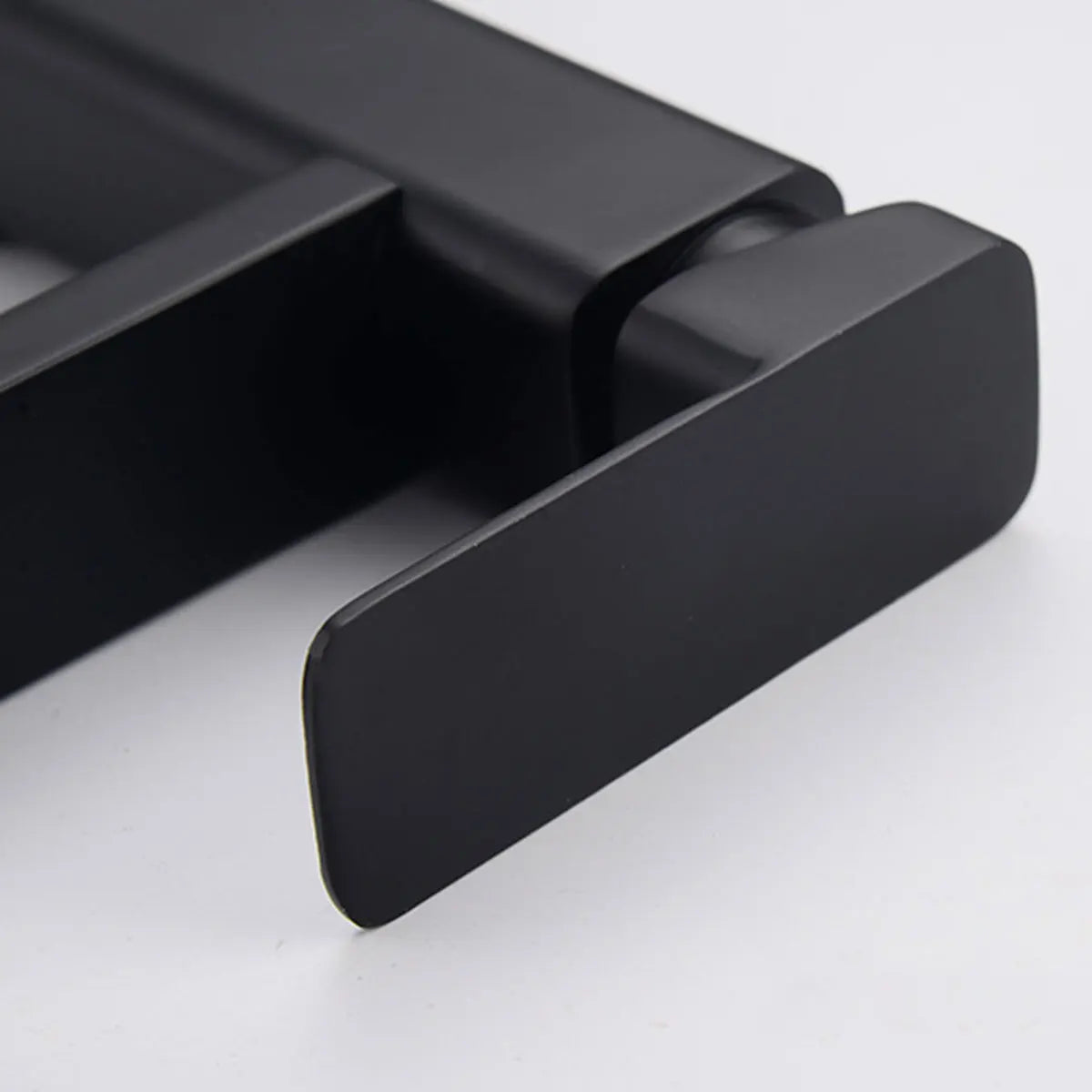 Elegante Badarmatur in Schwarz/Chrome