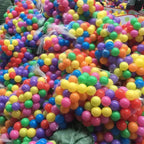 100 farbenfrohe Kunststoffbälle
