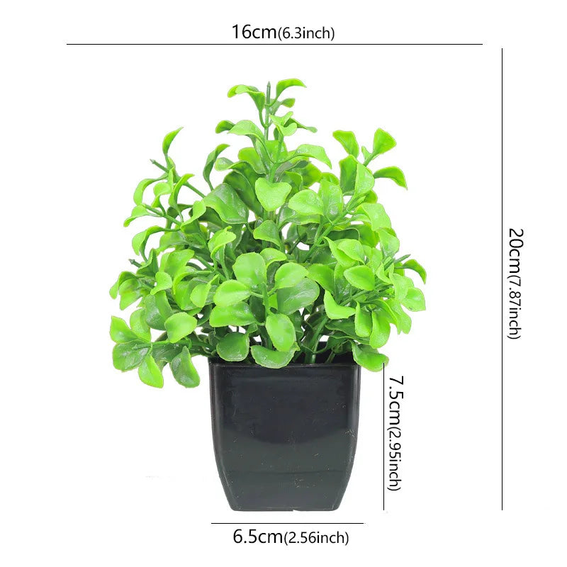 Künstliche Bonsai-Pflanze im schwarzen Topf