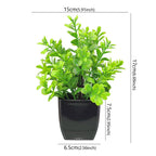 Künstliche Bonsai-Pflanze im schwarzen Topf