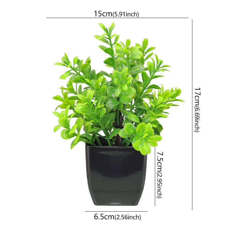 Künstliche Bonsai-Pflanze im schwarzen Topf