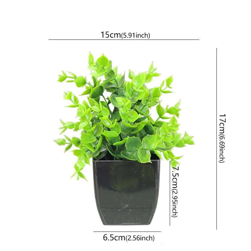 Künstliche Bonsai-Pflanze im schwarzen Topf