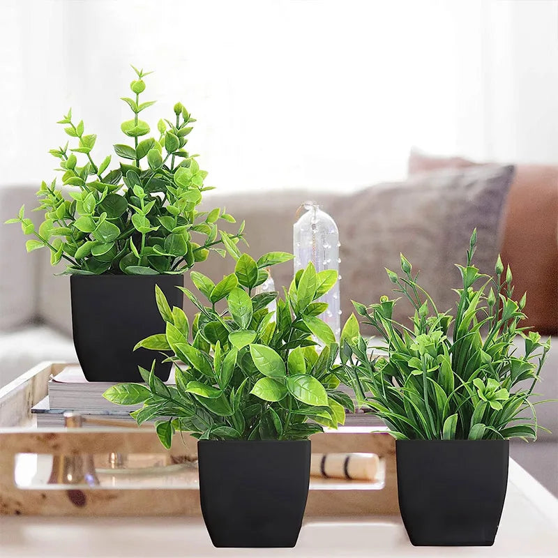 Künstliche Bonsai-Pflanze im schwarzen Topf