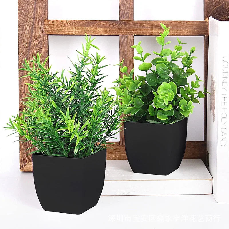 Künstliche Bonsai-Pflanze im schwarzen Topf