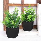 Künstliche Bonsai-Pflanze im schwarzen Topf