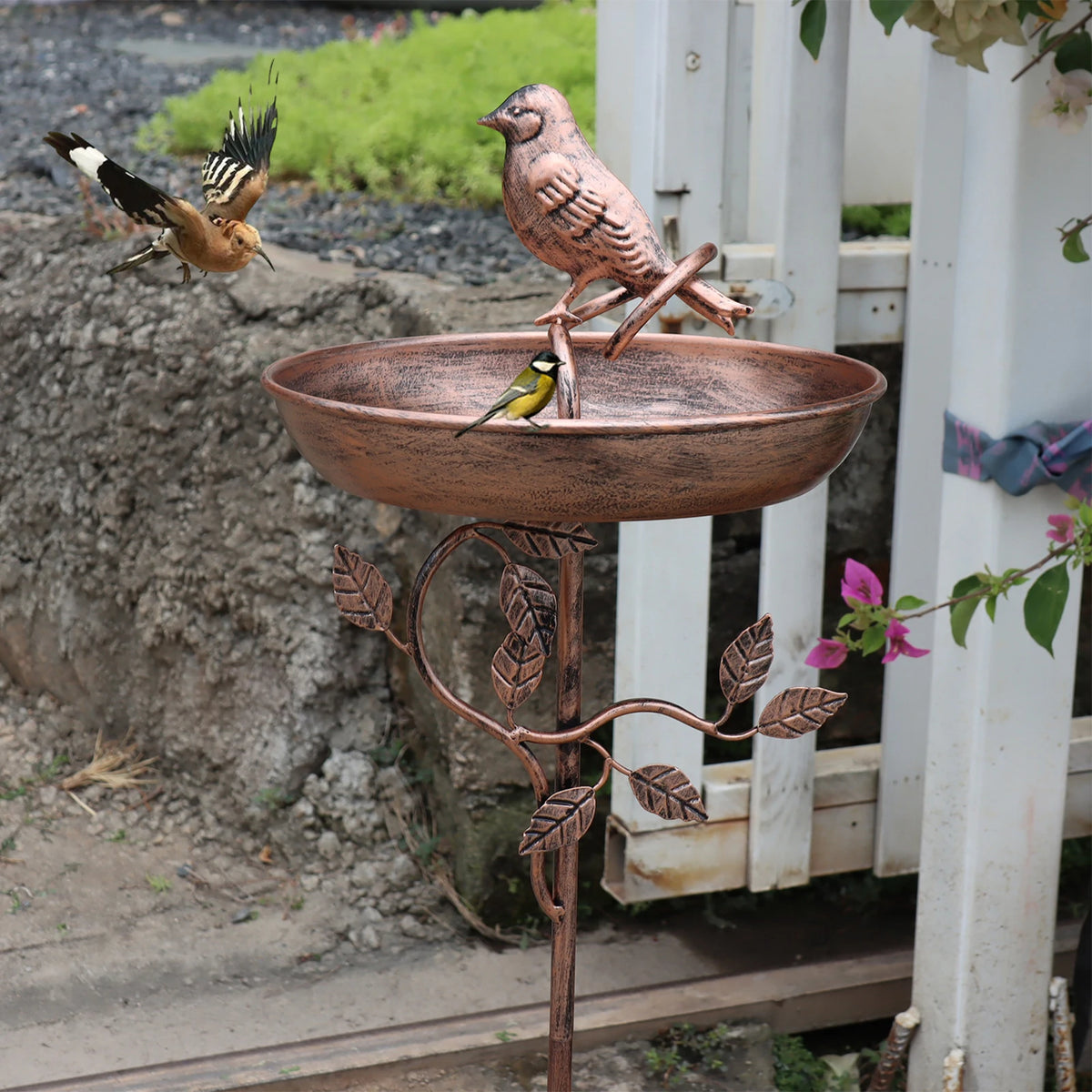 Elegante Vogeltränke